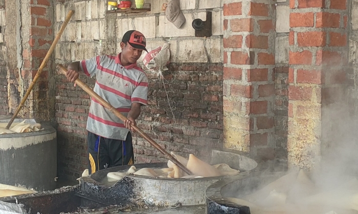 PENGOLAHAN: Proses perebusan kulit sapi untuk dijadikan krecek rambak di Desa/Kecamatan Bangsal, Kabupaten Mojokerto. (foto: Misbakhul Ulum for Radar Mojokerto)