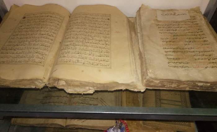 BERSEJARAH: Kitab Alquran peninggalan Kiai Muhammad Sholeh Ilyas di Pondok Pesantren As Sholichiyah, Kelurahan/Kecamatan Kranggan, Kota Mojokerto. (foto: dok. Mochammad Ilyasin for Radar Mojokerto)