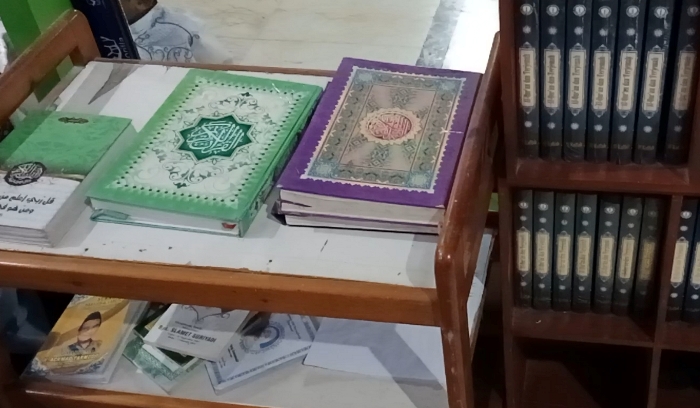 TERBITAN BARU: Kitab suci Alquran disusun rapi di almari kayu Pondok Pesantren As Sholichiyah Kota Mojokerto. (foto: Bryan Noer for Radar Mojokerto).