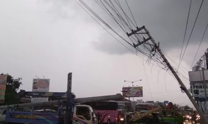JANGAN PANIK: Menghindari berada di area dekat tiang listrik, pohon atau suatu gedung yang berisiko ambruk. (foto: Jawa Pos)