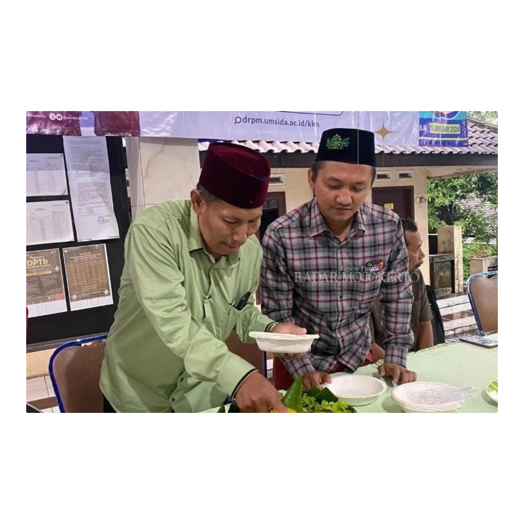 FOKUS PEMBANGUNAN: Kepala Desa Kunjorowesi Susi Sudarsono (kiri) saat menghadiri salah satu kegiatan seremonial di desa.
