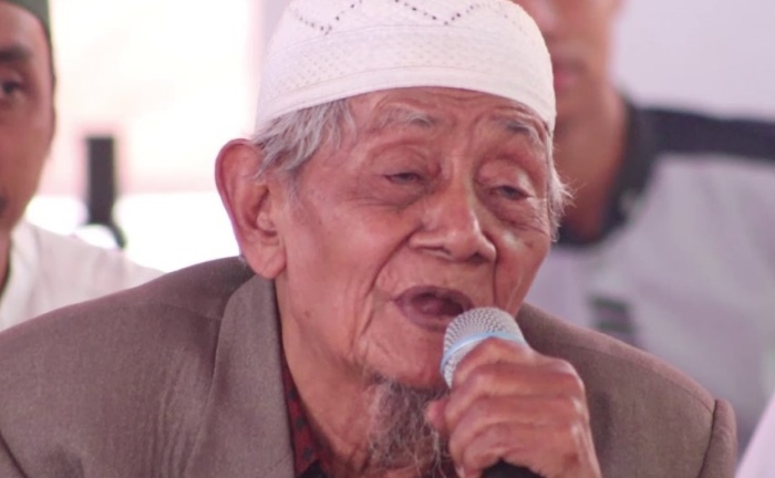 BERKHARISMA: Kiai Chusaini Ilyas memberikan tausiyah agama. (foto: internet)
