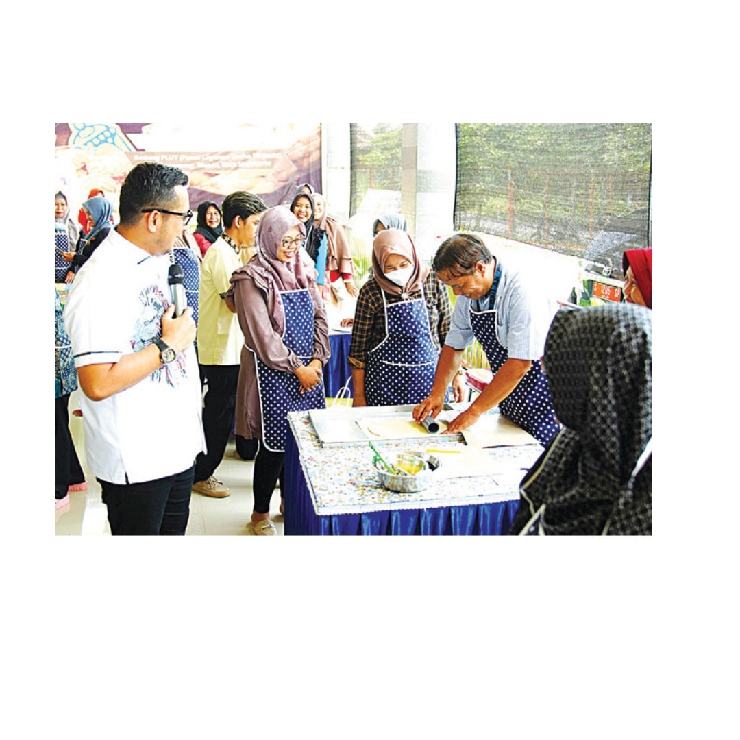 PRODUKTIF: Pj Wali Kota Mojokerto saat meninjau pelatihan pembuatan kue kering di PLUT, Kecamatan Prajurit Kulon, Kamis (21/3).