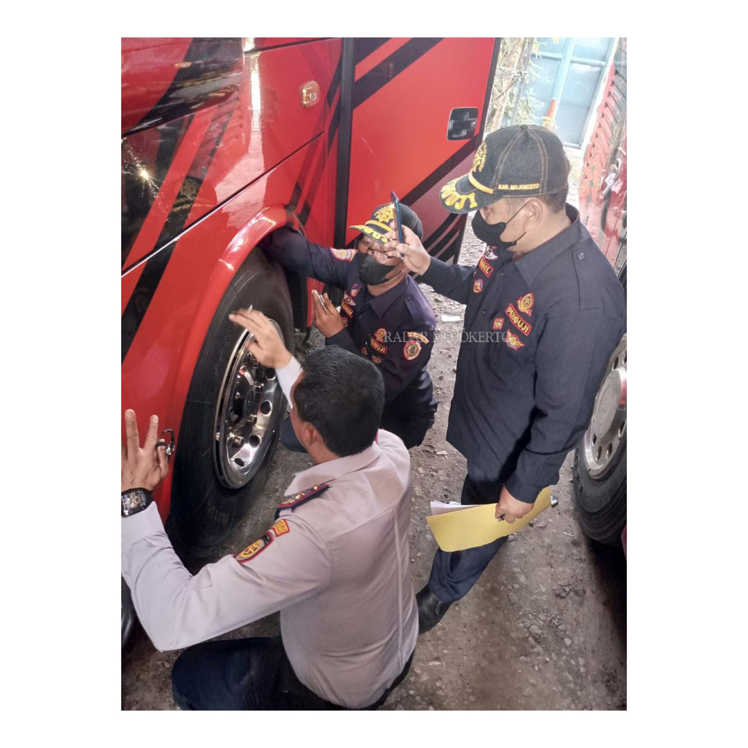 TELITI: Tim Dishub Kabupaten Mojokerto memeriksa kondisi armada bus PO. Djoko Kendil, Kamis (21/3).