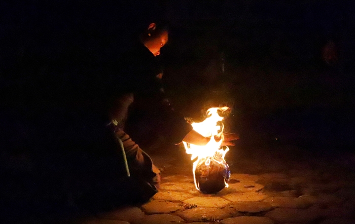 MENYALA: Santri Pagar Nusa, Ranting Pondok Pesantren Al Hidayah, Desa Pulorejo, Kecamatan Dawarblandong, Kabupaten Mojokerto saat memainkan bola api. (foto: Sofan Kurniawan)
