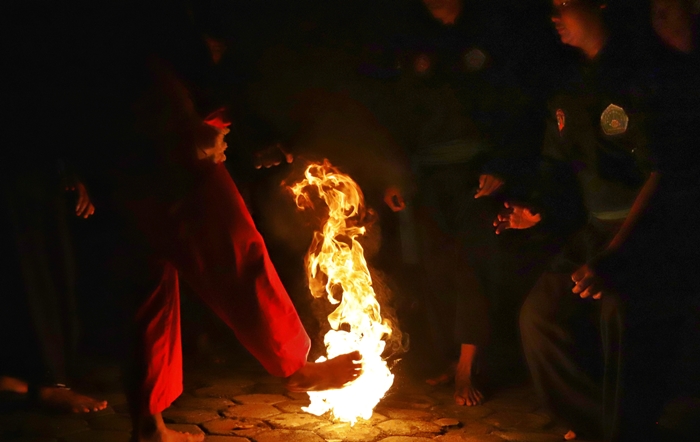 KEBERSAMAAN: Tak sekadar dengan kaki, santri Pagar Nusa, Ranting Pondok Pesantren Al Hidayah, Desa Pulorejo juga memainkan bola api dengan tangan. (foto: Sofan Kurniawan)