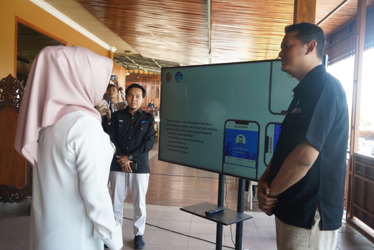 INOVATIF: Bupati Ikfina Fahmawati melihat aplikasi Super Apps buatan diskominfo di tengah membuka kegiatan sosialisasi dan bimtek arsitektur SPBE 2023-2028, di Trawas November 2023.