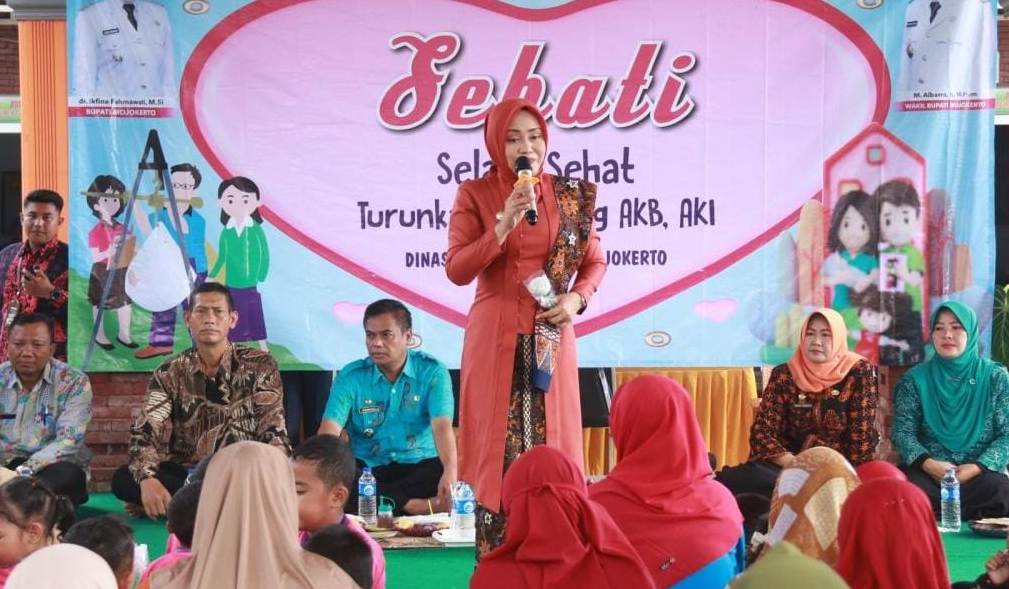 SINERGISITAS: Bupati Ikfina Fahmawati saat melakukan pembinaan melalui program sehati di Desa Simbaringin, Kecamatan Kutorejo, beberapa waktu lalu.