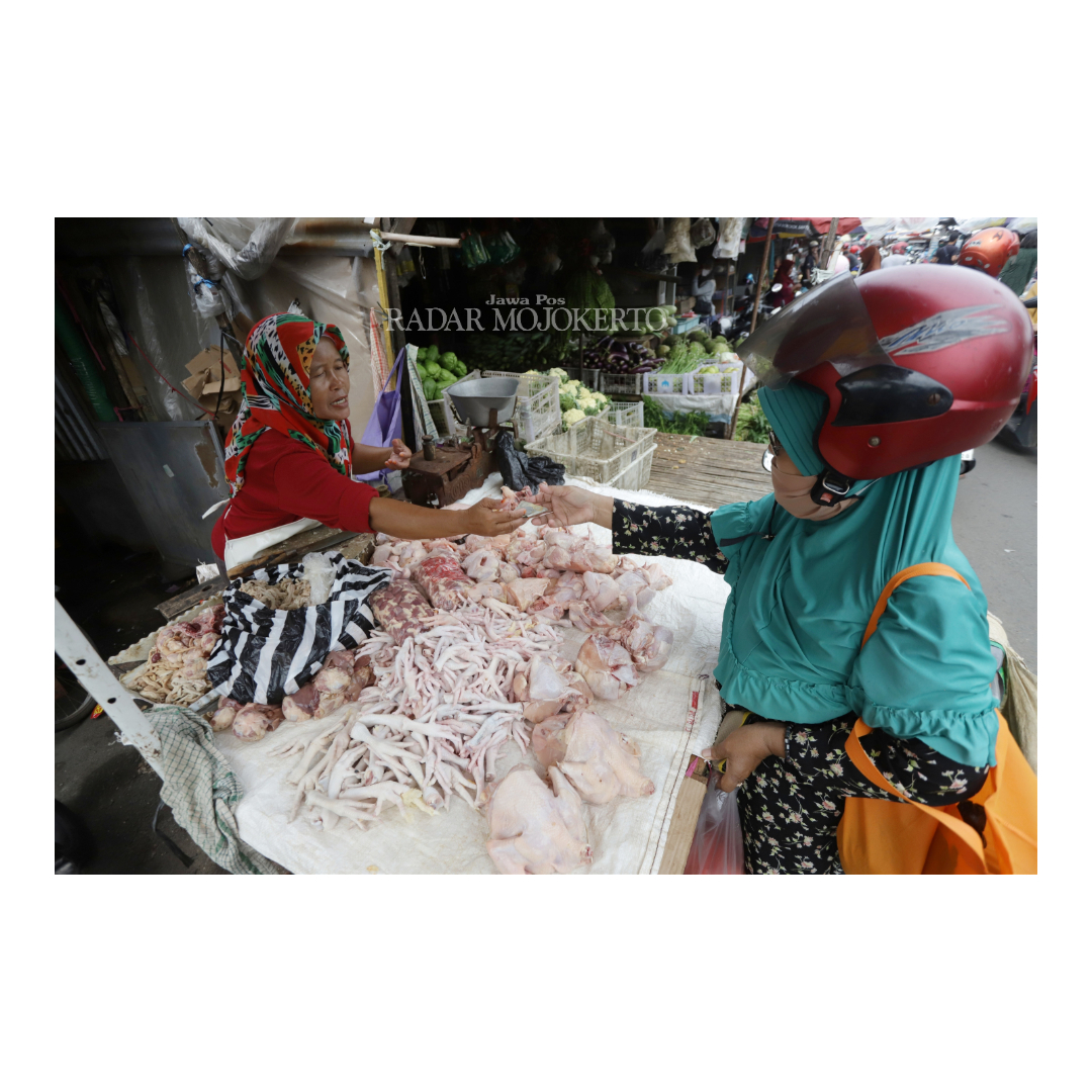 KOMODITAS: Pedagang di Pasar Tanjung Anyar, Kota Mojokerto, tengah melayani pembelinya, kemarin.