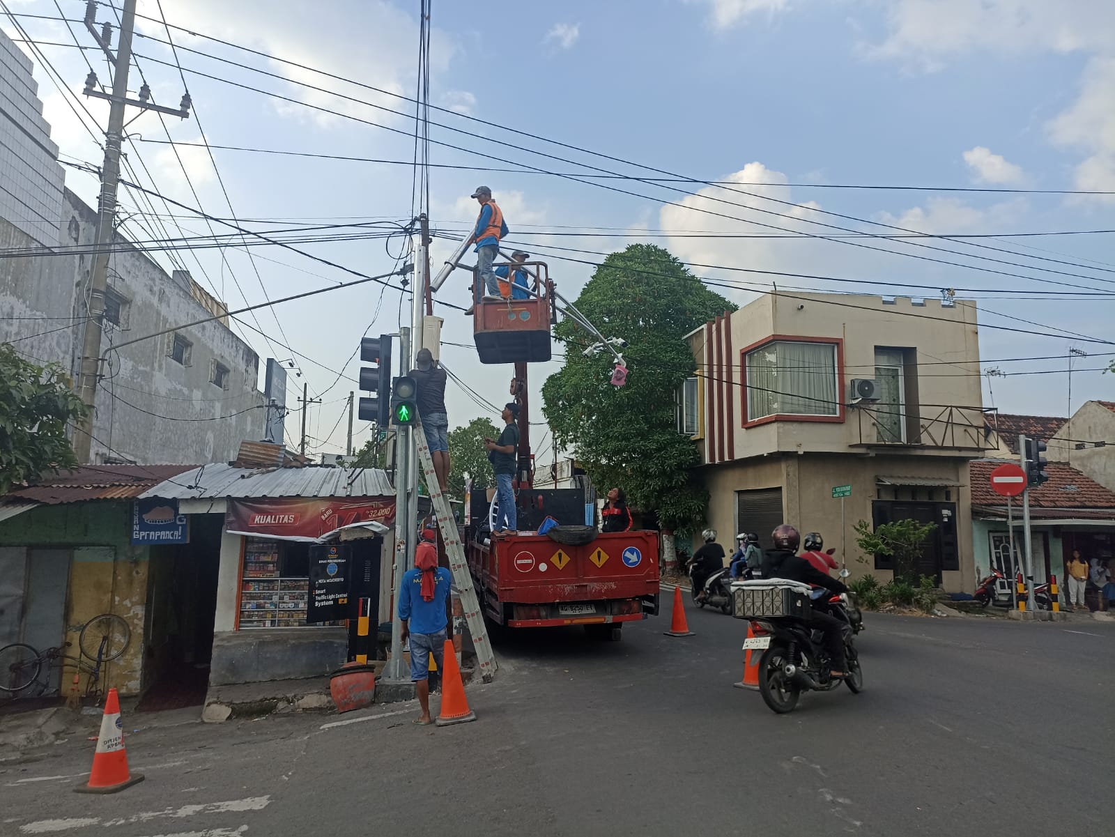 ANTISIPATIF: Petugas Dishub Kota Mojokerto memasang kamera pengawas yang dikendalikan melalui CC room di simpang empat Brawijaya-Prapanca jelang Lebaran.