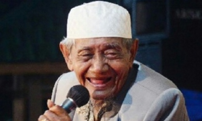 KHARISMATIK: KH Chusaini Ilyas, pengasuh Pondok Pesantren Salafiyah Al-Mishbar, Karangnongko, Mojoranu, Sooko, Mojokerto memberikan tausiyah agama. (foto: internet)