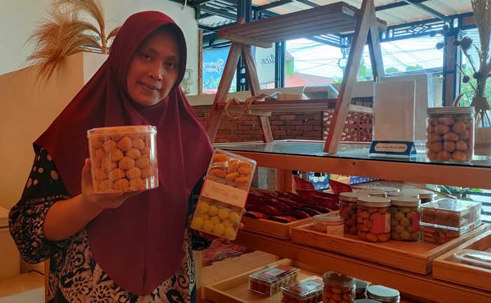 KUDAPAN KHAS: Ani Nur Diana menunjukkan kukis khas Lebaran di rumah produksi, Jalan Louhan, Wisma Sooko Indah, Desa/Kecamatan Sooko, Kabupaten Mojokerto. (foto: Misbakhul Ulum for Radar Mojokerto)