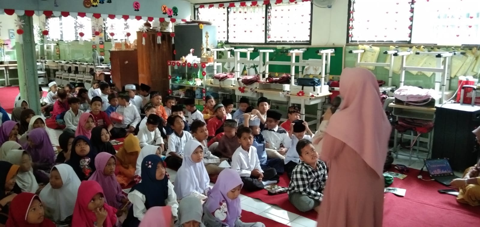 INDAHNYA BERBAGI: Siswa SDN Meri didampingi guru memberikan takjil kepada warga setempat dan pengguna jalan yang melintas di depan sekolah, Jumat (22/3).