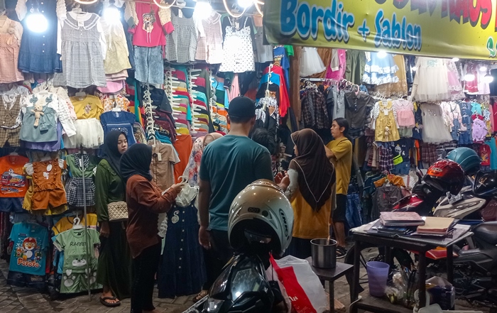CARI YANG PAS: Masyarakat yang sedang memilih pakaian Lebaran di Pasar Joko Sambang dan Pasar Benteng Pancasila di Jalan Benteng Pancasila, Kota Mojokerto. (foto : Awaludin Ibnu for Radar Mojokerto)