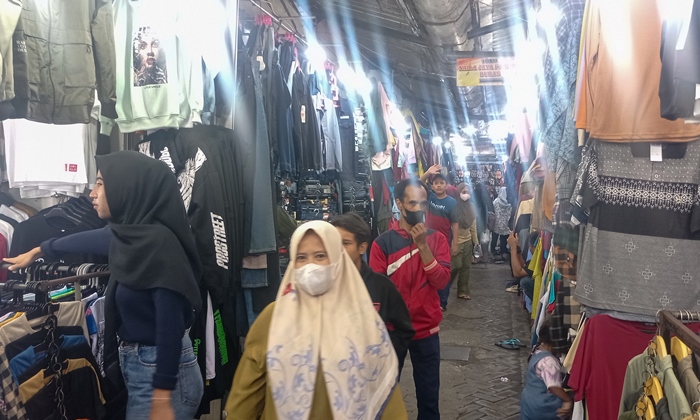 MULAI RAMAI: Kondisi Pasar Joko Sambang dan Pasar Benteng Pancasila di Jalan Benteng Pancasila, Kota Mojokerto, Senin (25/3) malam. (foto : Awaludin Ibnu for Radar Mojokerto)