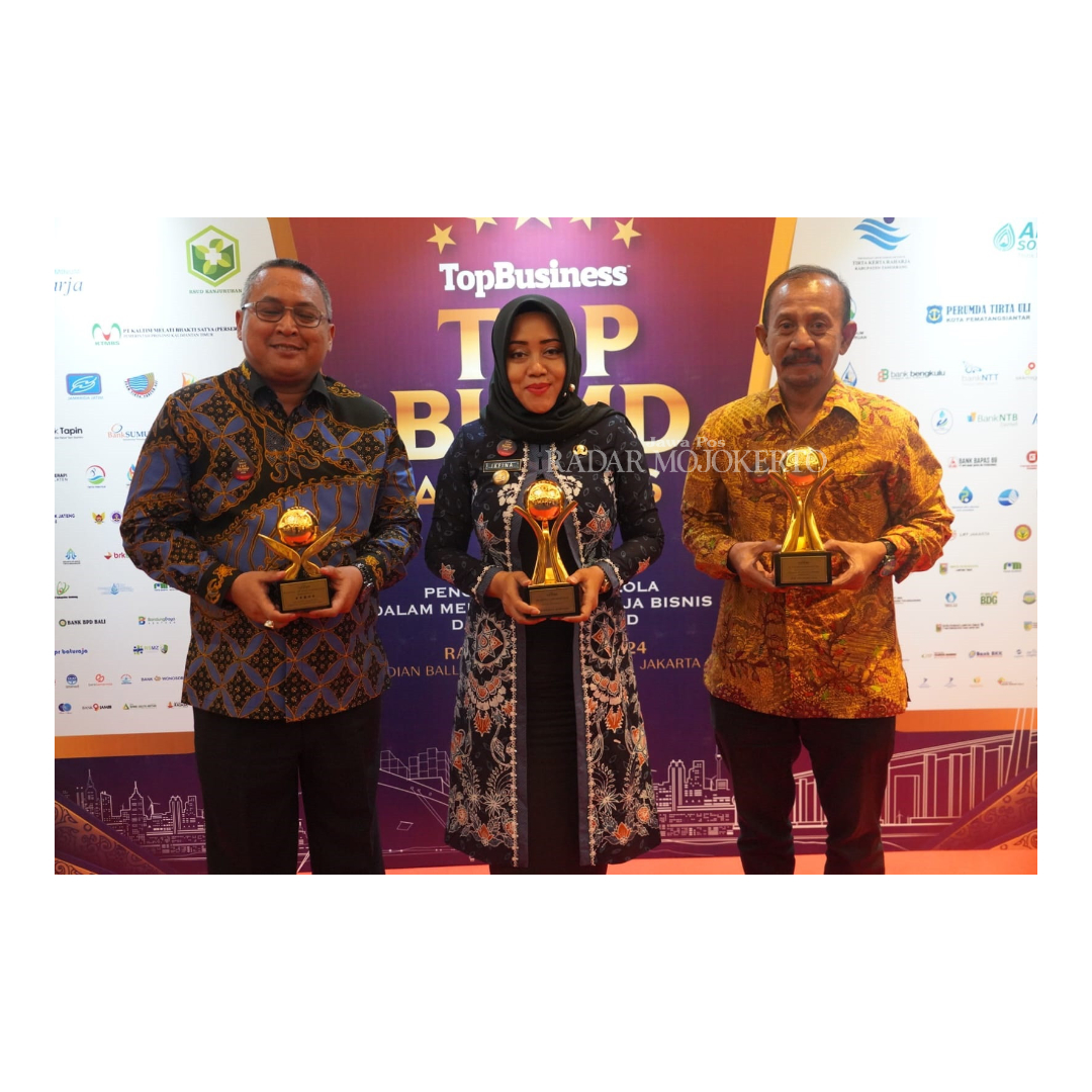 MEMBANGGAKAN: Bupati Ikfina Fahmawati bersama Direktur Utama Perumdam Mojopahit Fayakun Hidayat terima penghargaan TOP BUMD Awards 2024 Perumda Air Minum Bintang 5 di Jakarta.
