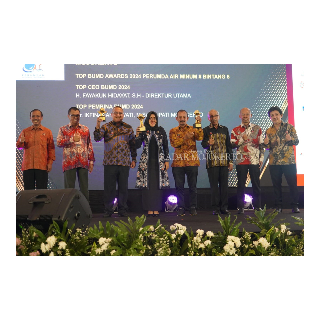 MEMBANGGAKAN: Bupati Ikfina Fahmawati bersama Direktur Utama Perumdam Mojopahit Fayakun Hidayat terima penghargaan TOP BUMD Awards 2024 Perumda Air Minum Bintang 5 di Jakarta.