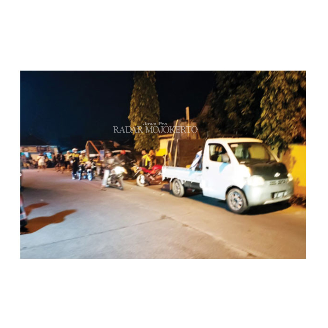 DITINDAK: Tiga mobil pikap dengan sound system lengkap dipinggirkan petugas Polsek Bangsal di Balai Desa Pekuwon, Minggu (24/3) dini hari.