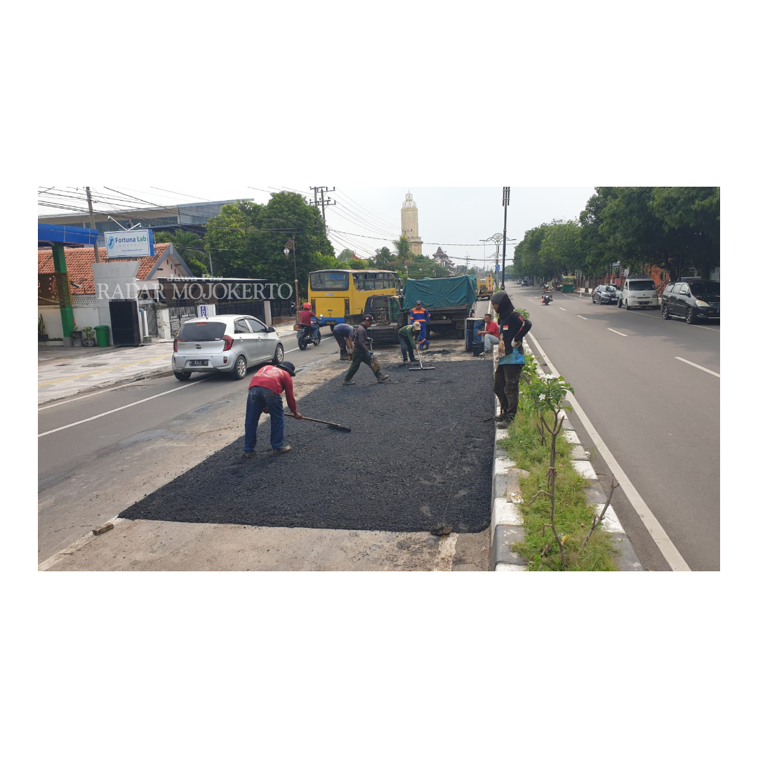 DIPERMULUS: Pekerja menyelesaikan proses pengaspalan ulang di Jalan Empunala, Kota Mojokerto.