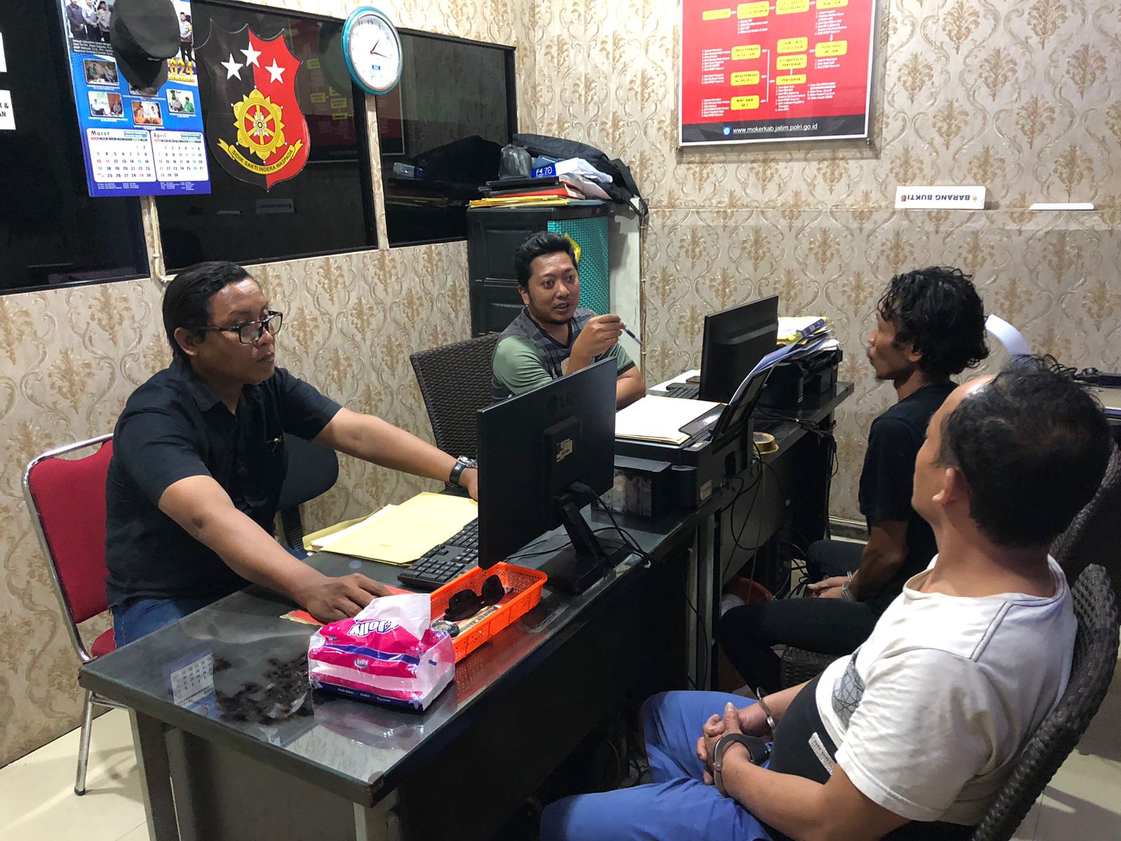 DIPERIKSA: Lila Prasetyo, 35, dan Hendrat Purdiantoro, 41, menjalani pemeriksaan lanjutan di Mapolsek Ngoro usai diringkus petugas Jumat (22/3) dini hari.