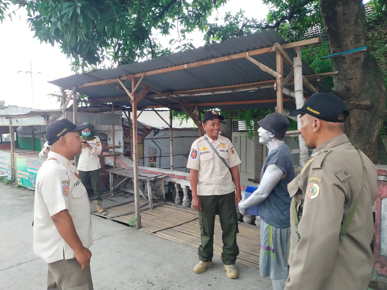 DIIMBAU: Petugas Satpol PP Kabupaten Mojokerto mengimbau para penyandang masalah kesejahteraan sosial (PMKS) untuk lebih tertib selama Ramadan.