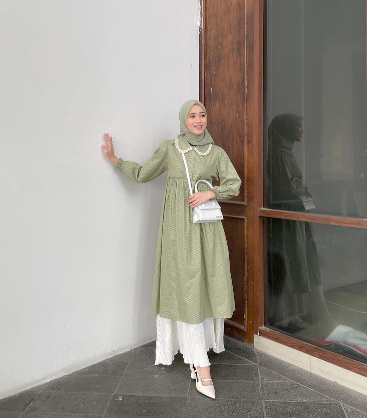 Busana dengan warna sage green.