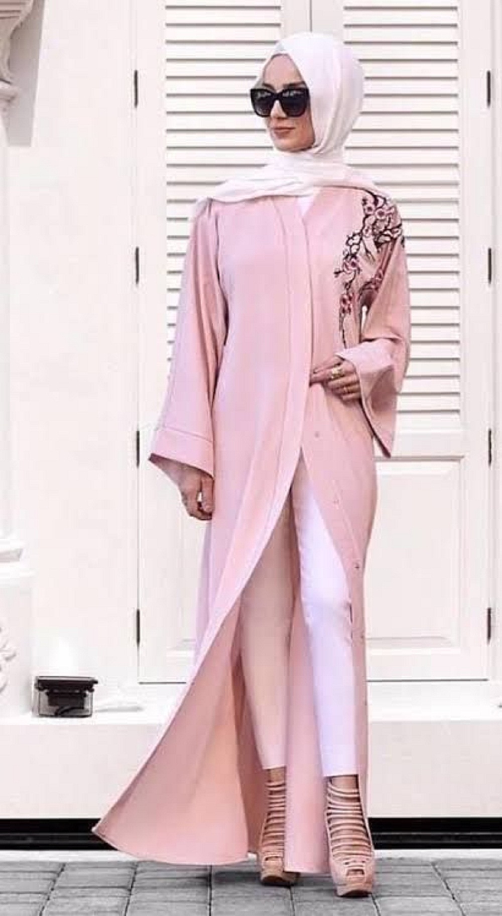 Busan dengan warga dusty pink memberi kesan feminim.