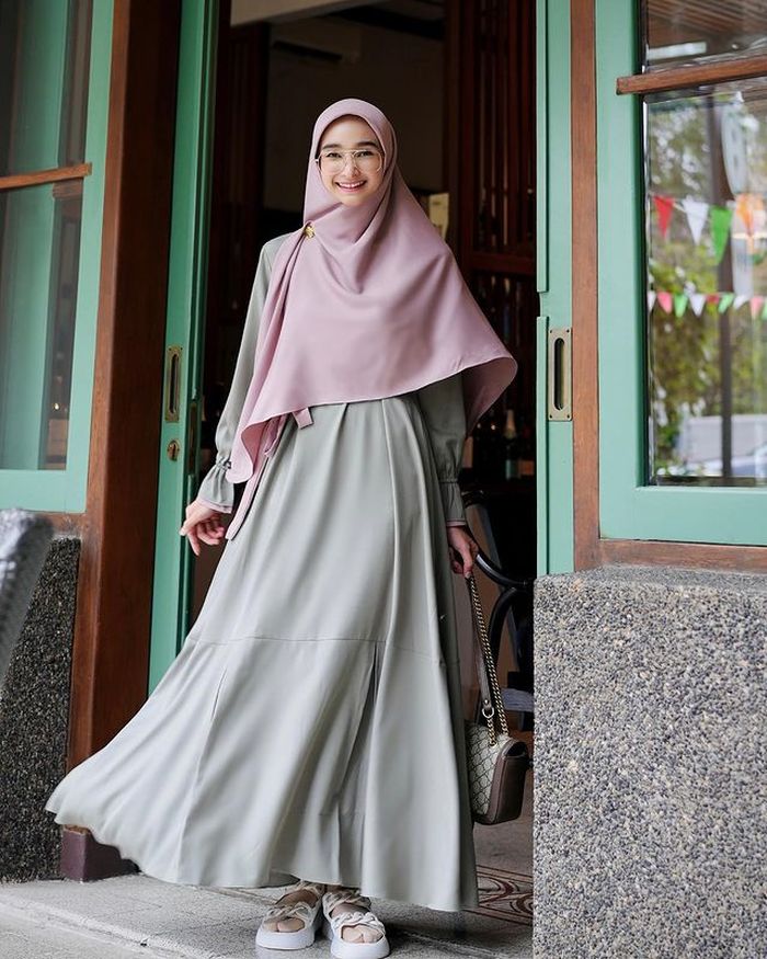 Warna abu muda memberi kesan lembut dan anggun.