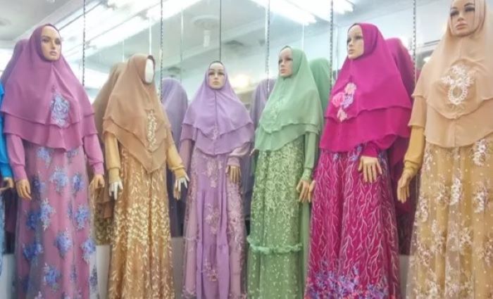 ELEGAN: Baju gamis memiliki warna yang terang dengan kain yang bertekstur halus terlihat sangat elegan saat dipakai. (foto: dok. Jawa Pos)