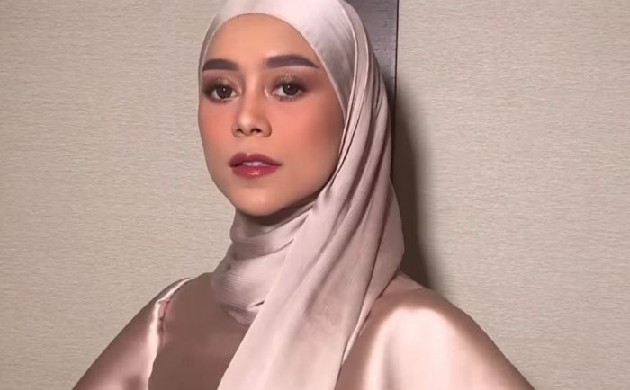 ANGGUN: Penggunaan baju berwarna pink satin oleh Lesty Kejora. (foto. dok: Internet)
