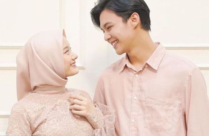 BAHAGIA: Dinda Hauw dengan suami, Rey Mbayang, mengenakan baju sarimbit berwarna pink beige. (foto. dok: Internet)