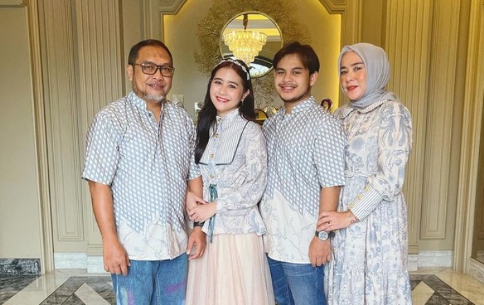 KEBERSAMAAN: Keluarga Prilly Latuconsina nampak serasidengan menggunakan baju berwarna light grey. (foto. dok: Internet)