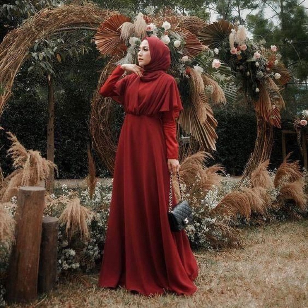 Merah maroon memberi kesan tegas dan percaya diri.
