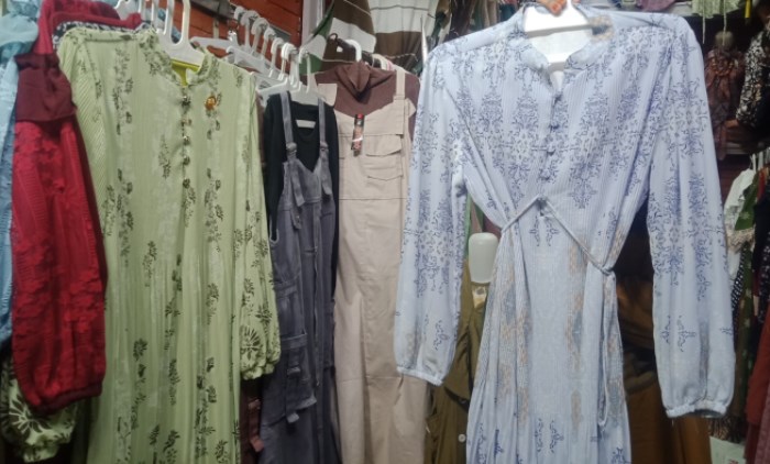 FAVORIT: Warna netral menjadi popular karena lebih terlihat feminin dan agamis. (foto: Satria Putra for Radar Mojokerto)