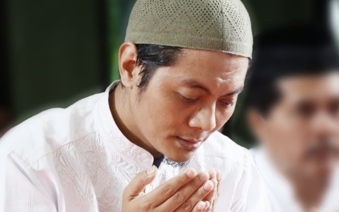 PANJATKAN DOA: Sa&rsquo;dullah Syarofi, putra Pengasuh Pondok Pesantren Salafiyah Al-Mishbar, Karangnongko, Mojoranu, Sooko, Mojokerto, KH Chusaini Ilyas. (foto: Internet)