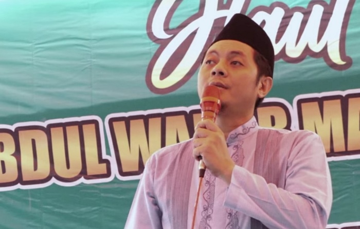 BERDAKWAH: Gus Dullah saat menyampaikan tausiyah agama. (foto: Internet)