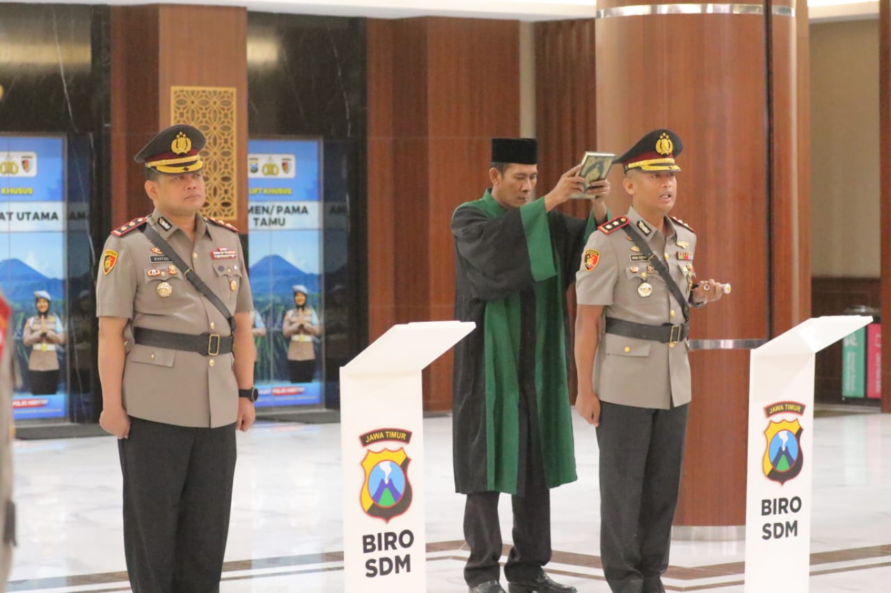 BERGANTI: AKBP Wahyudi dan AKBP Ihram Kustarto menjalani prosesi sertijab di Lobby Gedung Patuh, Lantai 2 Mapolda Jawa Timur, Selasa (26/3).
