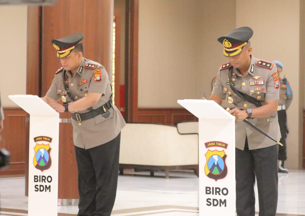 BERGANTI: AKBP Wahyudi dan AKBP Ihram Kustarto menjalani prosesi sertijab di Lobby Gedung Patuh, Lantai 2 Mapolda Jawa Timur, Selasa (26/3).
