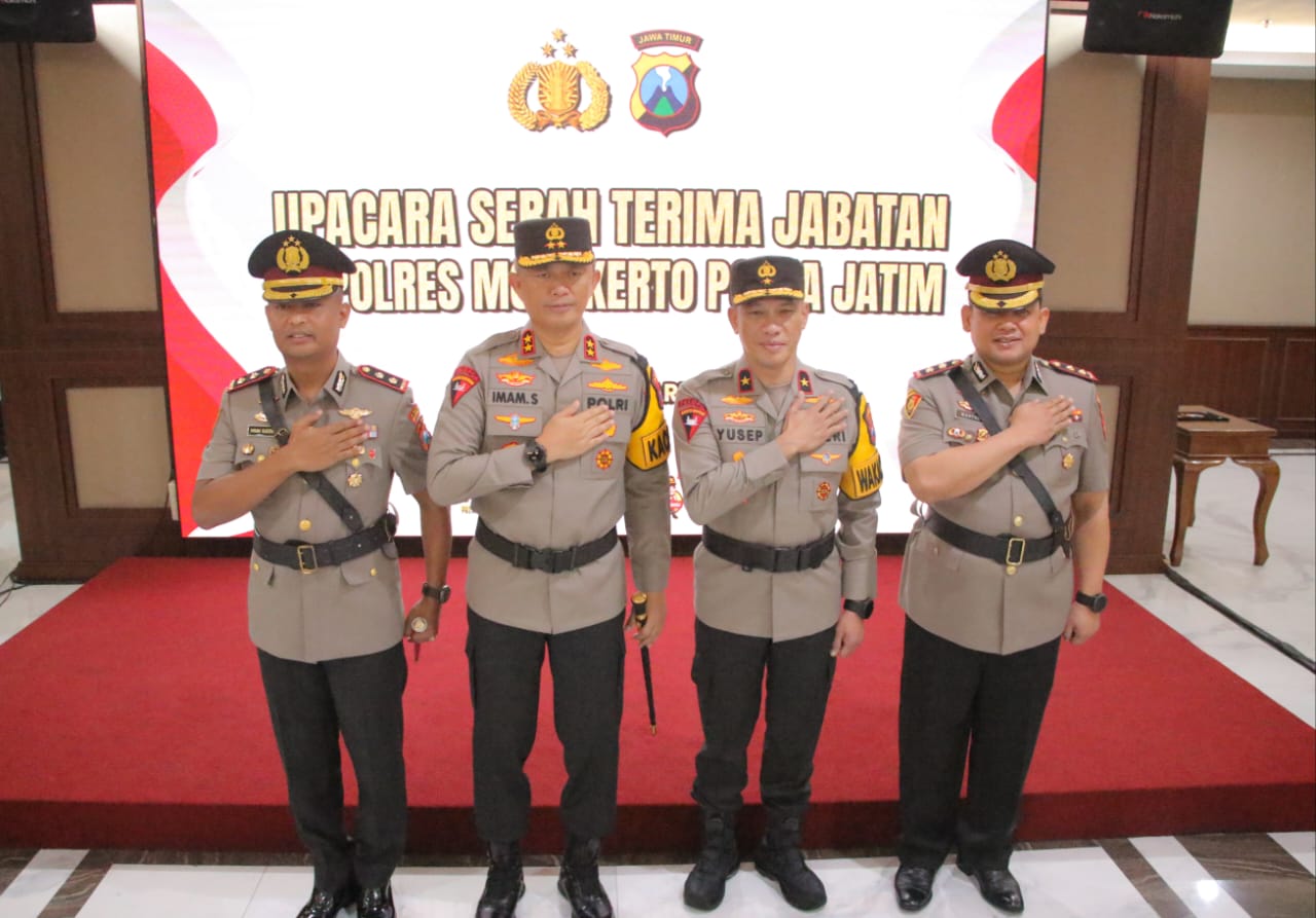 BERGANTI: AKBP Wahyudi dan AKBP Ihram Kustarto menjalani prosesi sertijab di Lobby Gedung Patuh, Lantai 2 Mapolda Jawa Timur, Selasa (26/3).