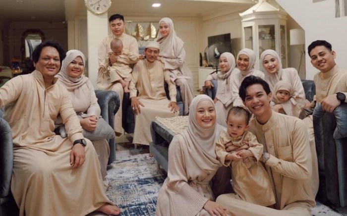 HARI KEMENANGAN: Keluarga Dinda Hauw menggunakan baju sarimbit berwarna mocca. (foto. dok: Internet)