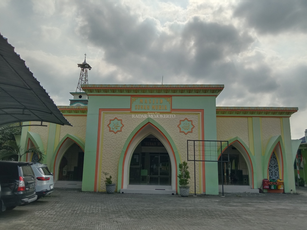 MODERN: Bangunan Masjid Sunan Muria bergaya kekinian yang berada Jalan Muria No.5, Perum Griya Kedundung Indah, Kecamatan Magersari, Kota Mojokerto. (26/3/2024).