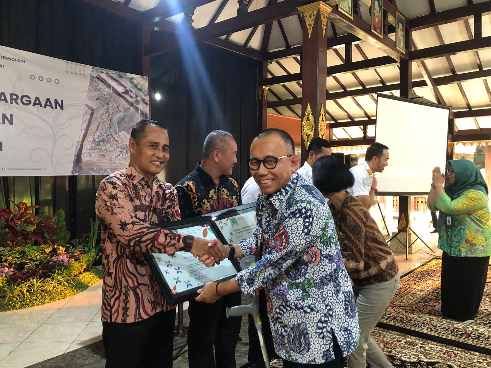 WUJUD DUKUNGAN: Sekretaris Direktorat Jenderal Kebudayaan, Kemendikbudristek Fitra Arda didampingi Kepala Balai Pelestarian Kebudayaan Wilayah XI Endah Budi Heryani menyerahkan penghargaan kebudayaan