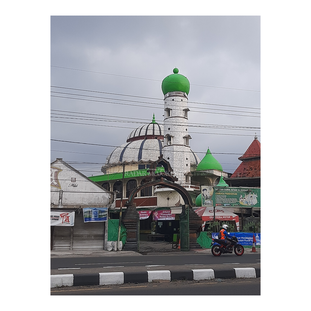 BANGUNAN BERSEJARAH: Masjid Al-Ichsan di Jalan Raya Bypass Desa Brangkal, Kecamatan Sooko, Kabupaten Mojokerto. Masih kokoh berdiri.