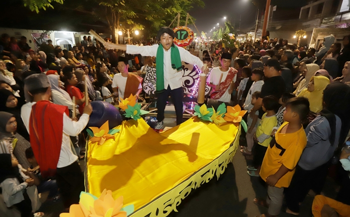 KREATIF: Peserta Lomba Patrol Ramadan dari SMP TNH berunjuk kebolehan di depan ribuan pengunjung di Jalan Gajah Mada Kota Mojokerto,  Rabu (27/3) malam. (foto: Sofan Kurniawan)