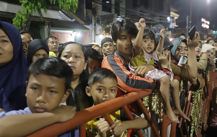 MENGHIBUR: Antusiasme warga melihat Lomba Patrol Ramadan di Jalan Gajah Mada Kota Mojokerto, Rabu (27/3). (foto: Sofan Kurniawan)