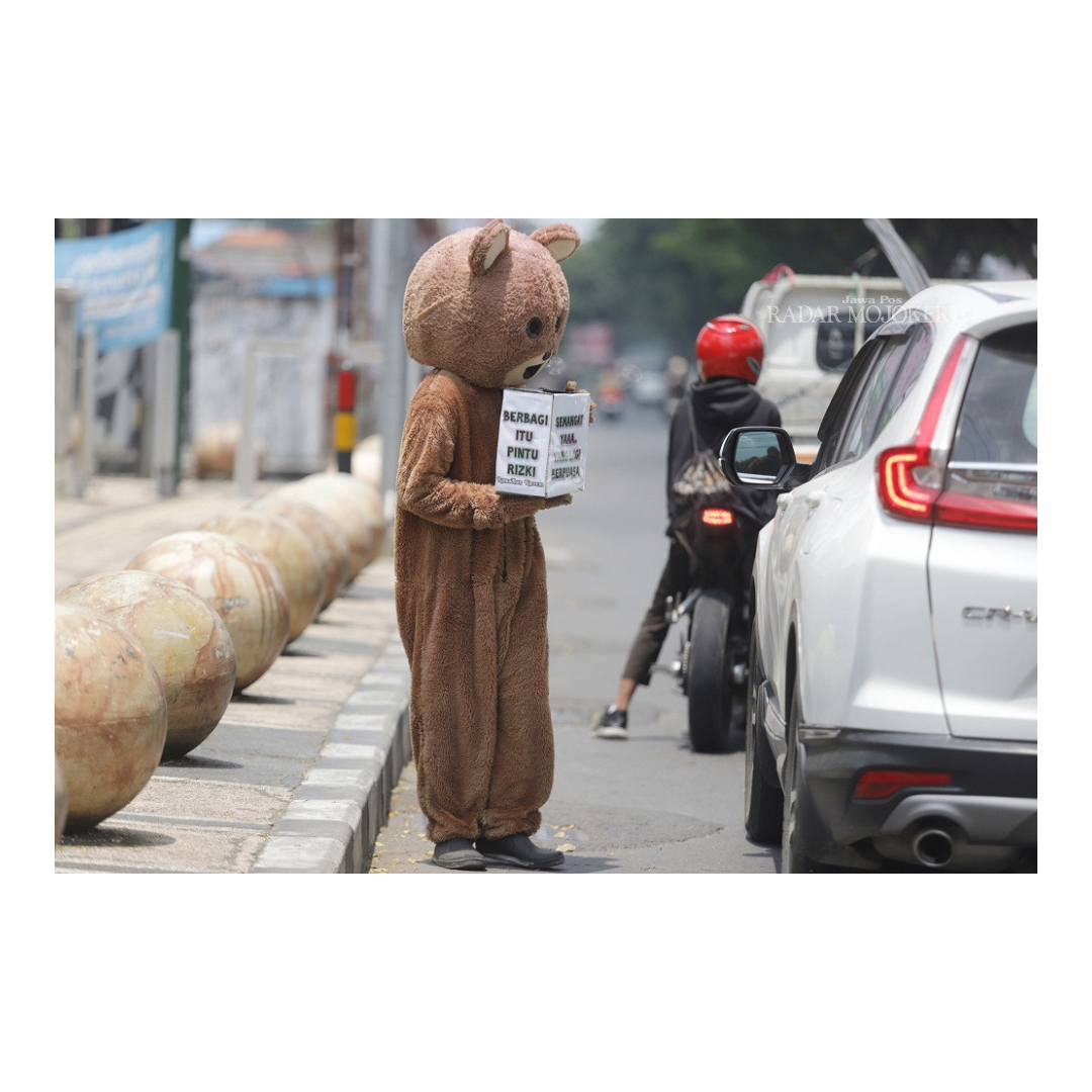 MARAK: Pengemis berkostum badut beroperasi di simpang empat Jalan RA. Basoeni, Kecamatan Sooko, Kabupaten Mojokerto, saat Ramadan.