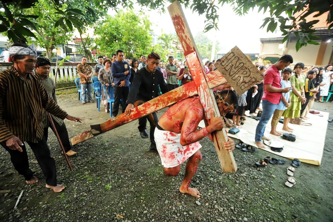 TEATRIKAL: Sebagai  jemaat GKJW di Desa Pulorejo, Kecamatan Dawarblandong, Mojokerto, sengaja mengenakan pakaian adat Jawa dalam ibadah Jumat Agung. (foto: Sofan Kurniawan)