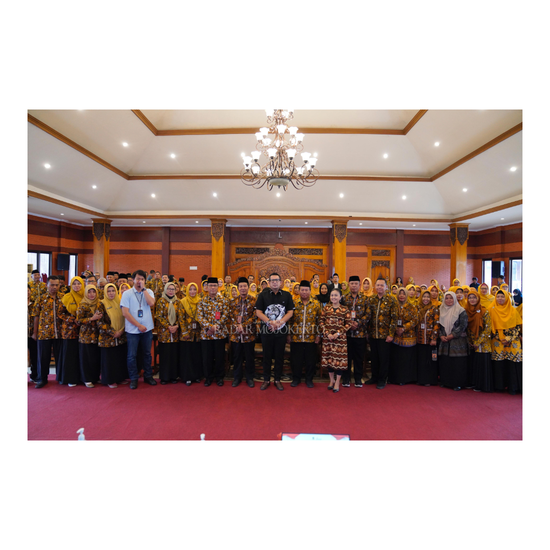 PENDIDIKAN: Pj Wali Kota Mojokerto Moh. Ali Kuncoro, Ketua Komisi III DPRD Ery Purwanti, Plt Kepala Dikbud Kota Mojokerto Ruby Hartoyo berfoto bersama dengan peserta sosialisasi PPDB online tahun 2024
