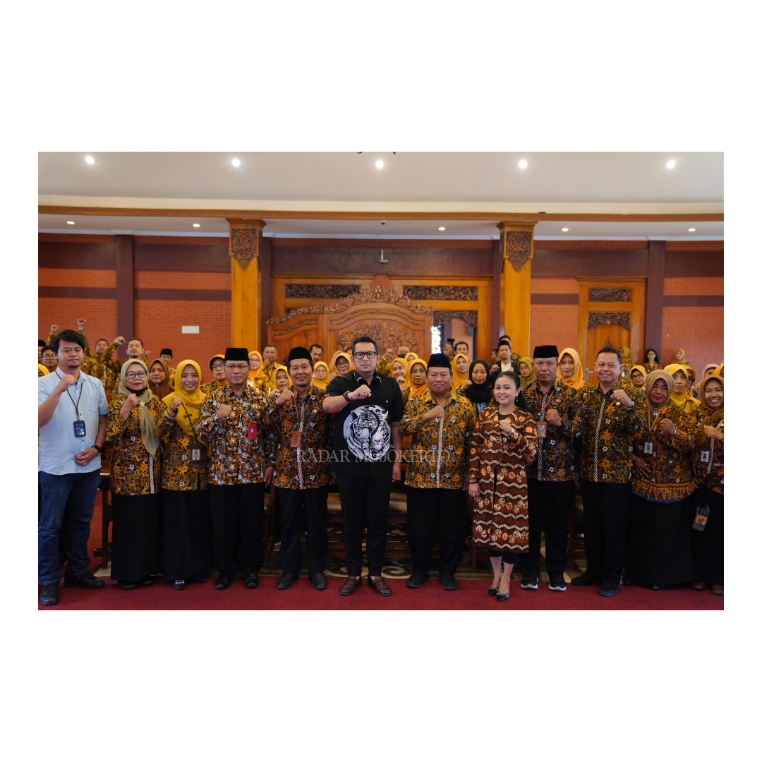 PENDIDIKAN: Pj Wali Kota Mojokerto Moh. Ali Kuncoro, Ketua Komisi III DPRD Ery Purwanti, Plt Kepala Dikbud Kota Mojokerto Ruby Hartoyo berfoto bersama dengan peserta sosialisasi PPDB online tahun 2024