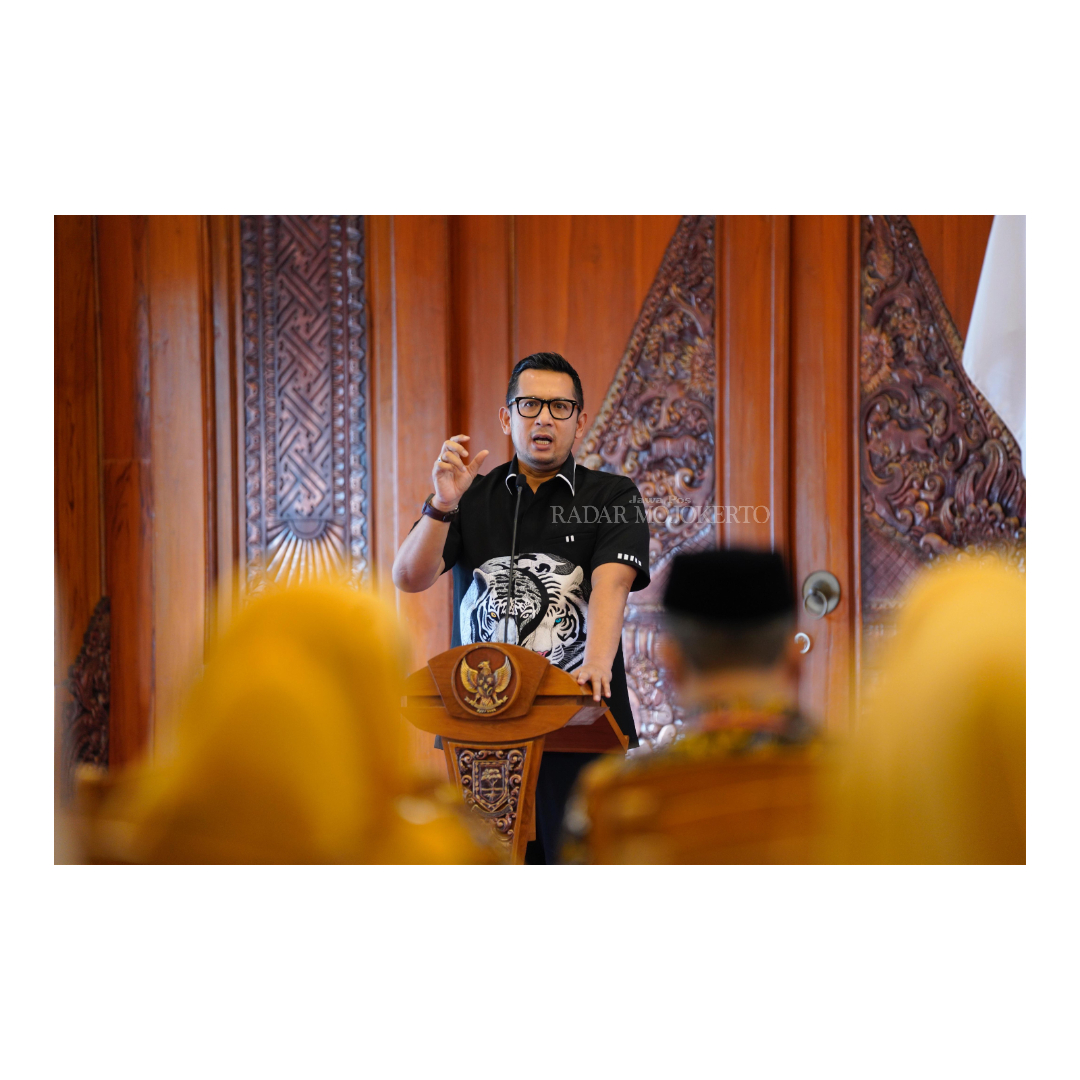 BERI PAPARAN: Pj Wali Kota Mojokerto Moh. Ali Kuncoro saat memberikan sambutan sekaligus membuka sosialisasi PPDB online tahun 2024 di Pendapa Sabha Mandala Madya, Balai Kota Mojokerto, Kamis (28/3).\